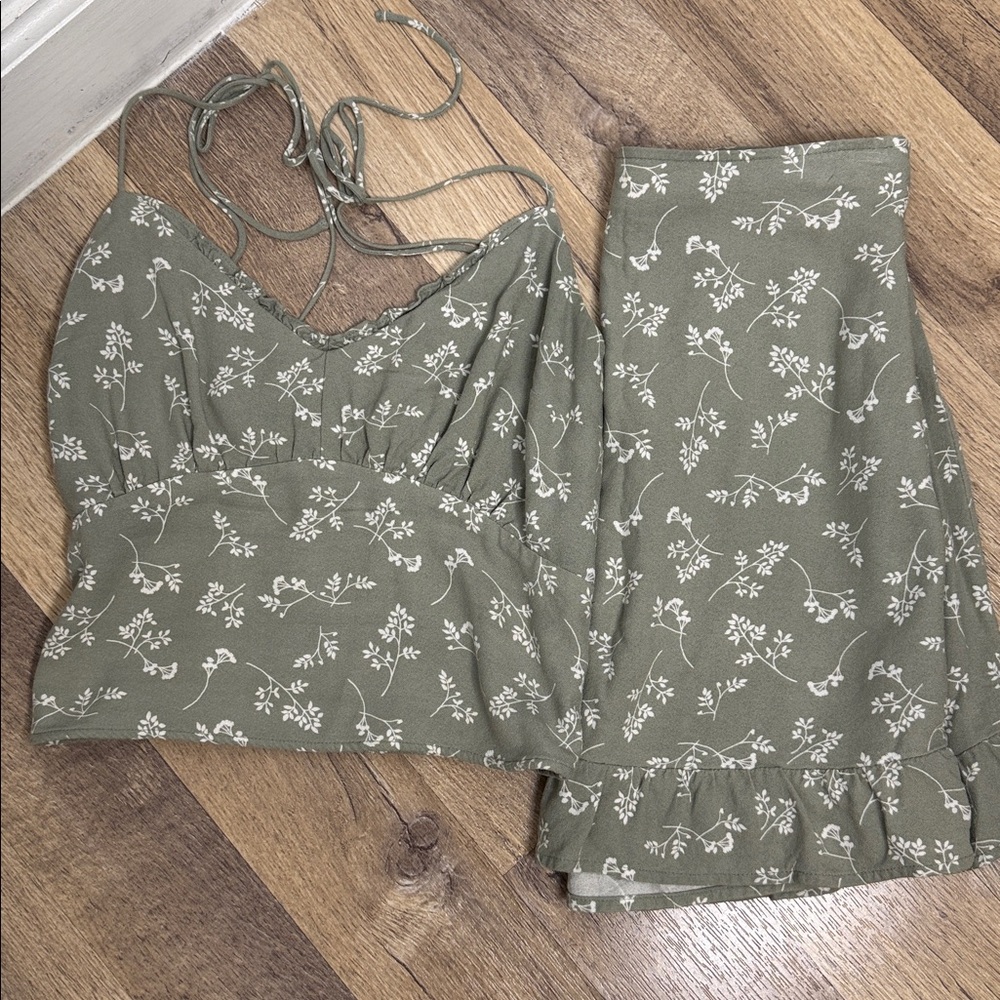Abercrombie & Fitch Set Green Skirt & Top with White Floral Pattern Size XXS